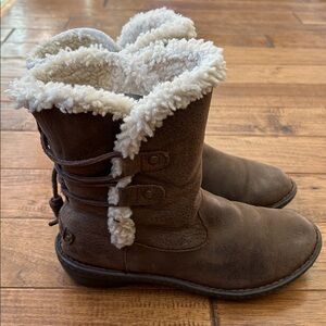 UGG Akadia Boots Stout Brown Leather Shearling Lined Size 8
